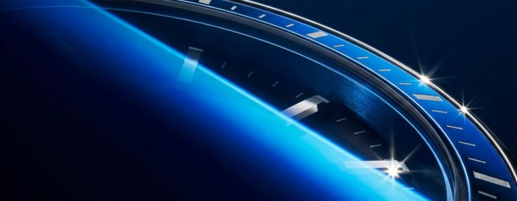 画像タイトル: オシアナス「キモオタブルー」の真実
代替テキスト: オシアナスのベゼルが宇宙のような深い青色に輝いているアップ写真