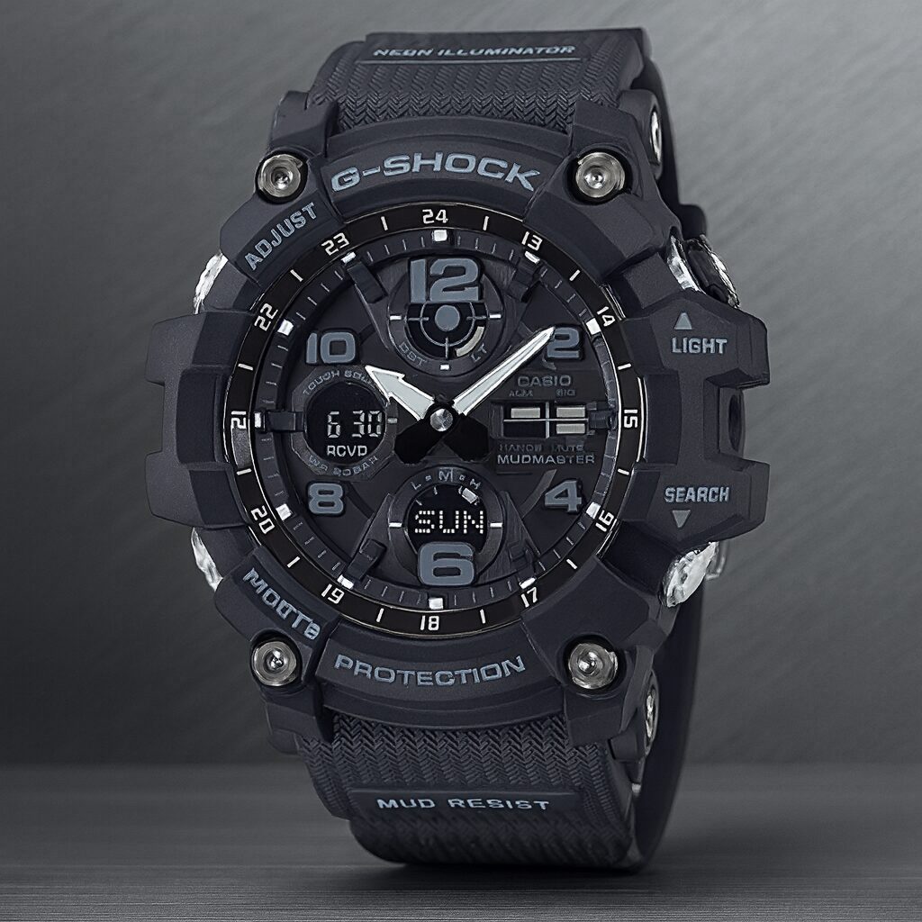 G-SHOCKマッドマスターの腕時計。防塵・防泥構造を備えたタフなデザインで、黒を基調とした本体に大きなインデックスとデジタル表示を組み合わせた現場仕事向けモデル。